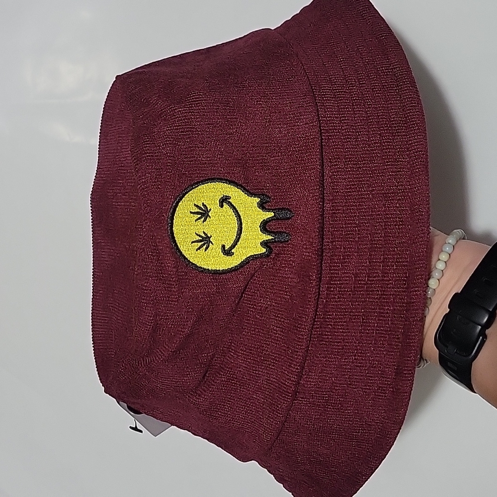 SMILEY FACE POT LEAF BUCKET HAT